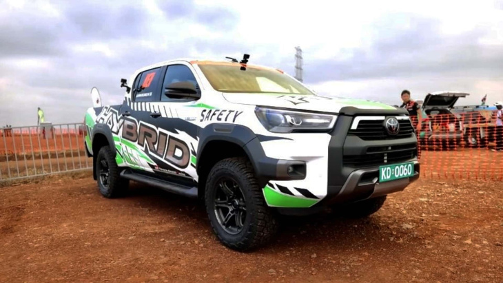 el primer prototipo de la toyota hilux hybrid debutó en el rally de kenya