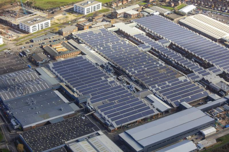 La planta con paneles solares de Bentley en Crewe es el futuro de la industria