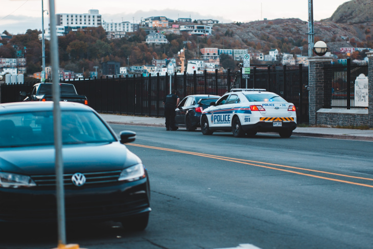 ¿por qué los policías siempre tocan la parte trasera de los coches detenidos?