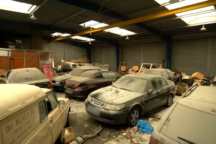 Descubren un concesionario de Saab abandonado con más de 20 coches en Francia