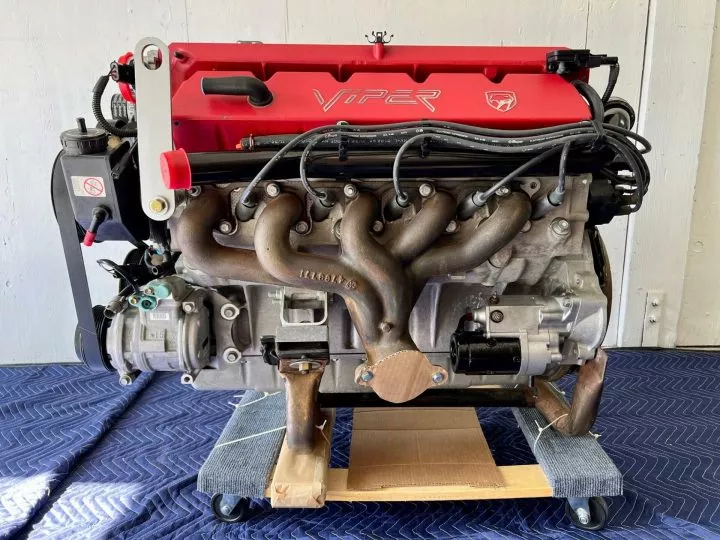 un motor a estrenar de un dodge viper acaba de ponerse en venta (y su historia es fascinante)