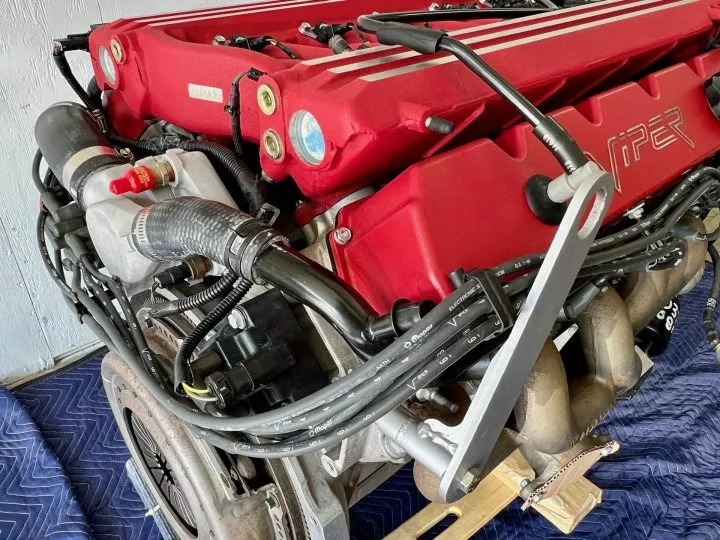 un motor a estrenar de un dodge viper acaba de ponerse en venta (y su historia es fascinante)