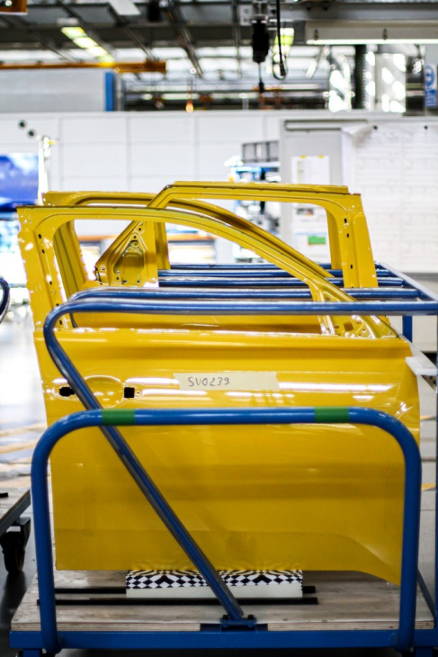 los primeros prototipos del renault 5 ya se están fabricando en la fábrica secreta de la marca