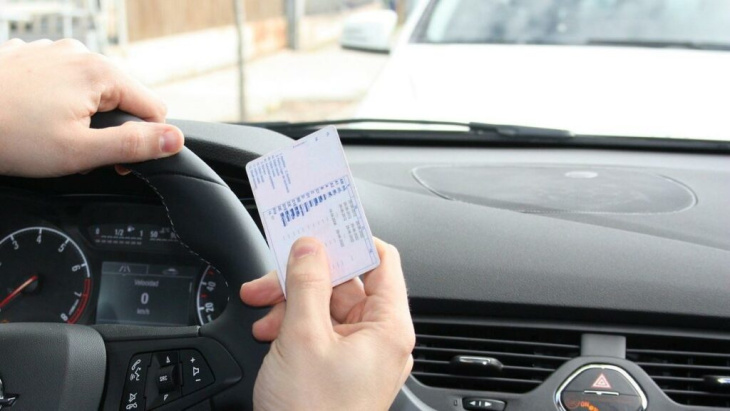 dgt: los conductores que pueden renovar el carnet de conducir gratis