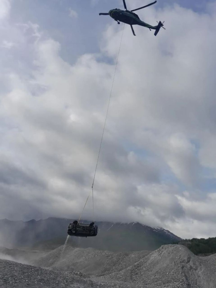 Un Jeep Grand Cherokee ZJ queda atascado en Alaska y es rescatado por un helicóptero Black Hawk
