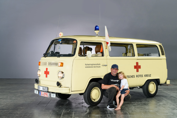 miles de propietarios del minivan se reúnen en el volkswagen bus festival 2023