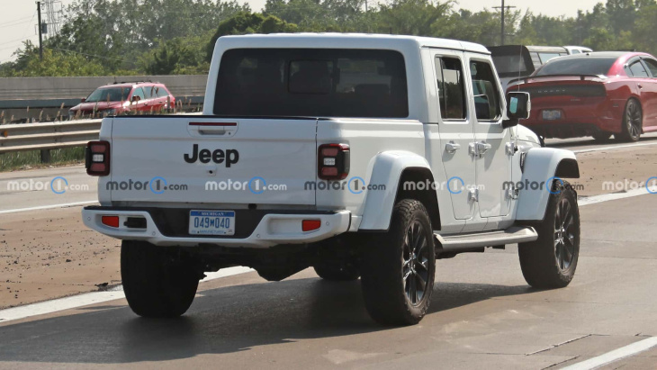 el jeep gladiator 2024 se deja ver sin camuflaje