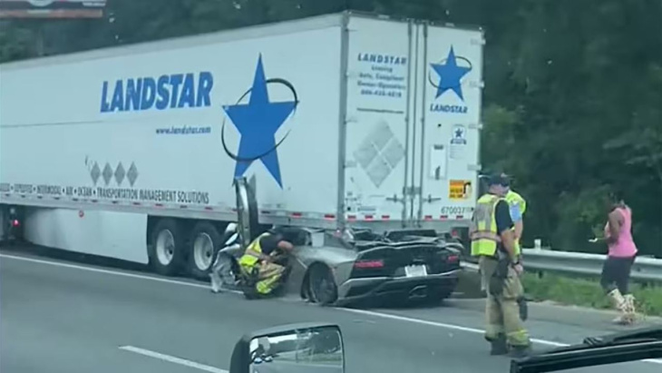 Terrible accidente de un Lamborghini Aventador que acaba debajo de un camión