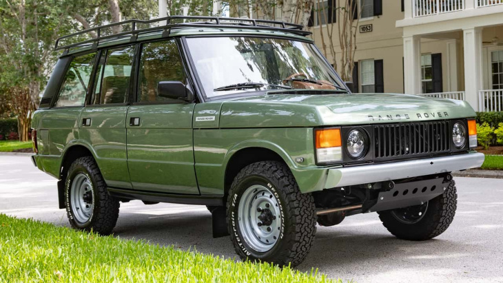 Este genial Range Rover clásico esconde un potente V8 americano