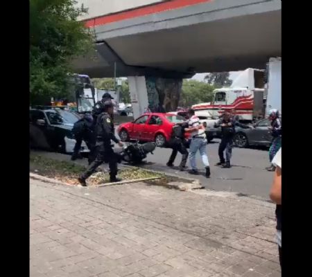 captan pelea de policías de la cdmx con un motociclista (video)
