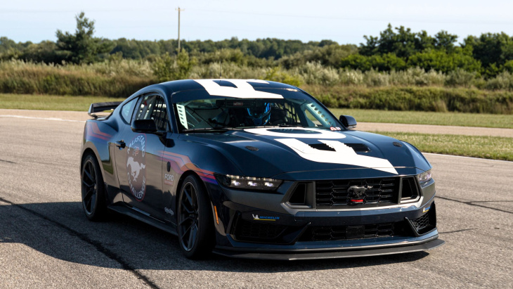 ford mustang dark horse r: el muscle car convertido en auto de carreras