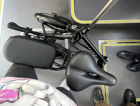 a bordo de la e-bike: la bici eléctrica de renault es divertida y eficiente para llegar al trabajo sin una gota de sudor