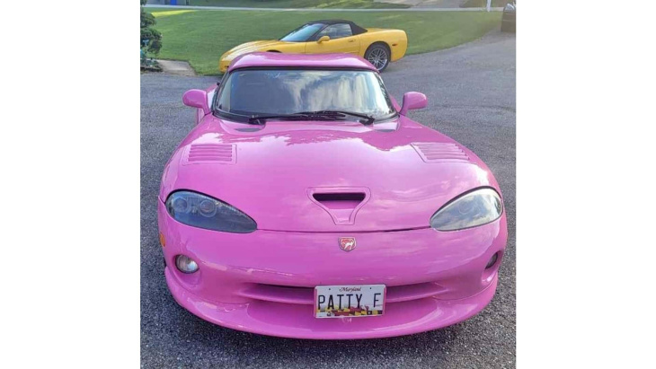 compra este dodge viper rosa de 2002 para ir a ver barbie al cine