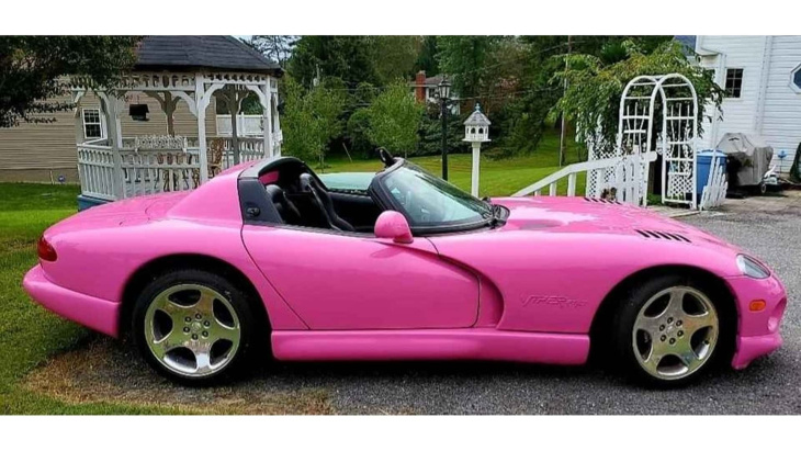 compra este dodge viper rosa de 2002 para ir a ver barbie al cine