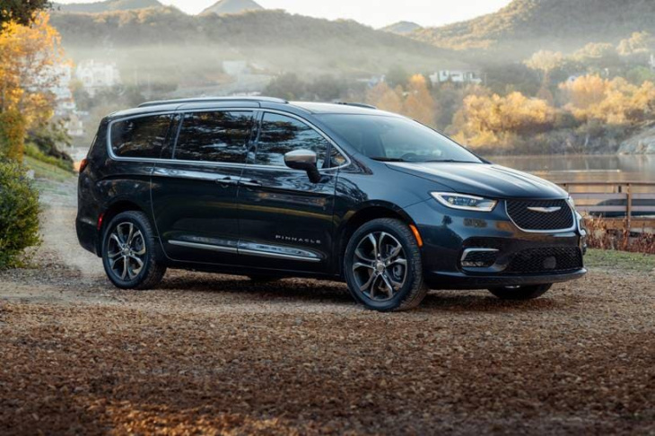 Chrysler debe retirar las minivans híbridas Pacifica del 2023, por una posible fuga de combustible