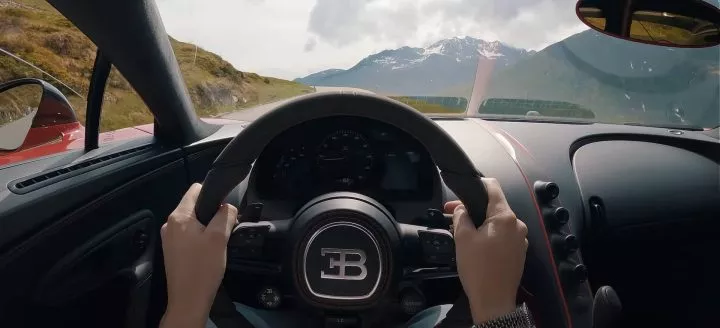 así es cómo se conduce un bugatti de 1.500 cv en un tramo de montaña sin miedo alguno (+vídeo)