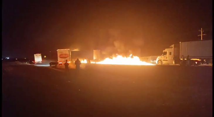 tráiler se incendia al exterior de gasolinera en carretera monterrey-saltillo | video