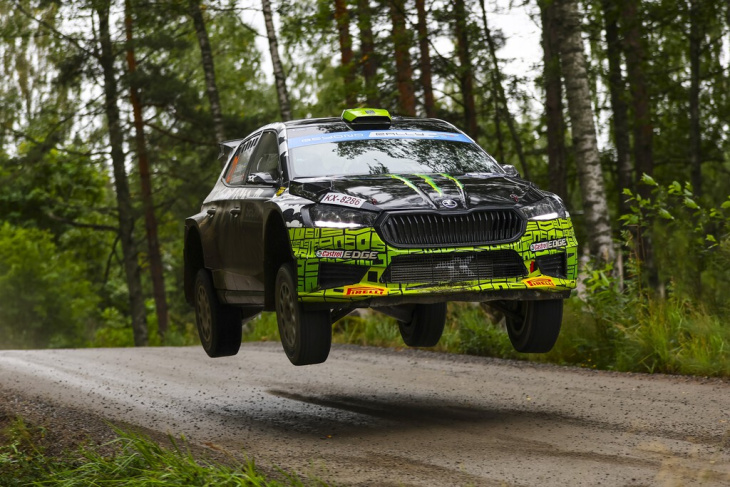 elfyn evans revive el wrc gracias al vuelco de kalle rovanperä y ford toca fondo en el rally de finlandia
