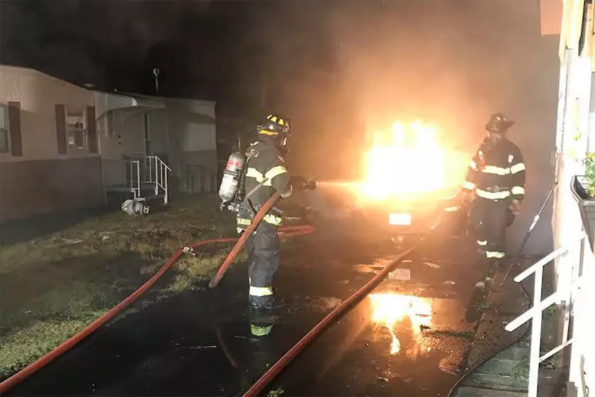 un chevrolet bolt ev sale ardiendo mientras su propietario esperaba al cambio de su batería defectuosa