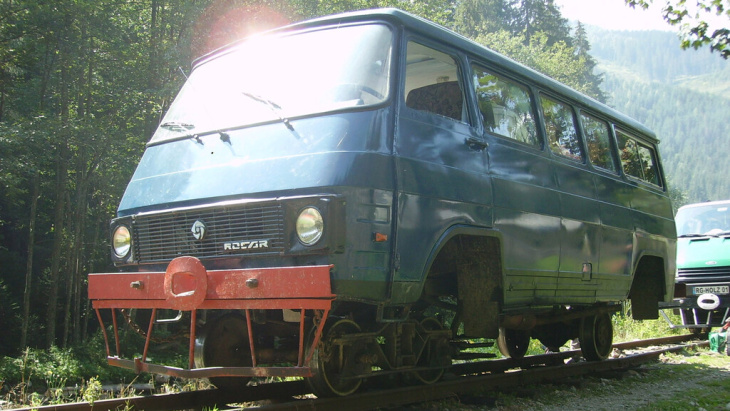 los habitantes de las montañas de rumanía necesitaban un medio de transporte. convirtieron ford transit viejas en locomotoras