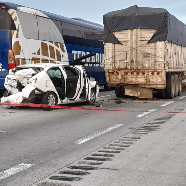 autobús turístico aplasta a un automóvil en macrolibramiento querétaro; hay dos muertos y 10 heridos