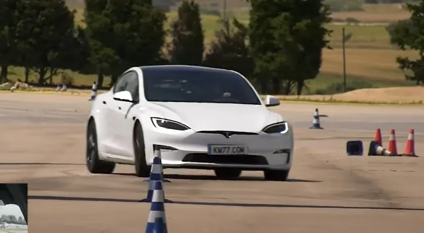 El Tesla Model S Plaid se enfrenta a la prueba de esquiva y eslalon de KM77