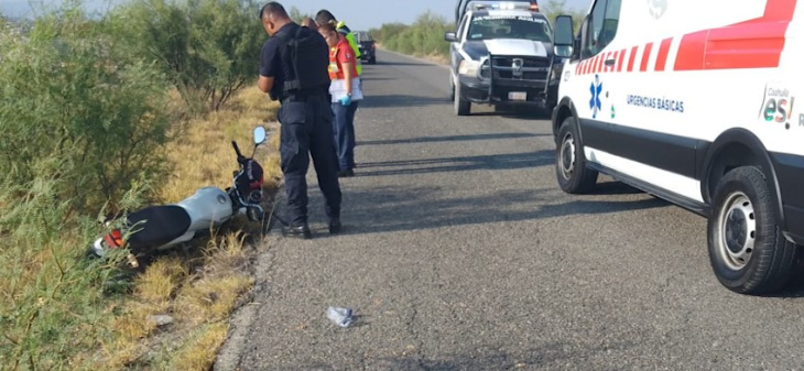 joven muere al caer de su motocicleta en carretera estatal 114, en ramos arizpe; no portaba casco