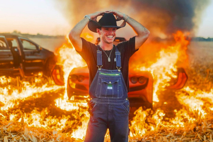 Un youtuber incendia su Ferrari al meterlo en un campo de maíz
