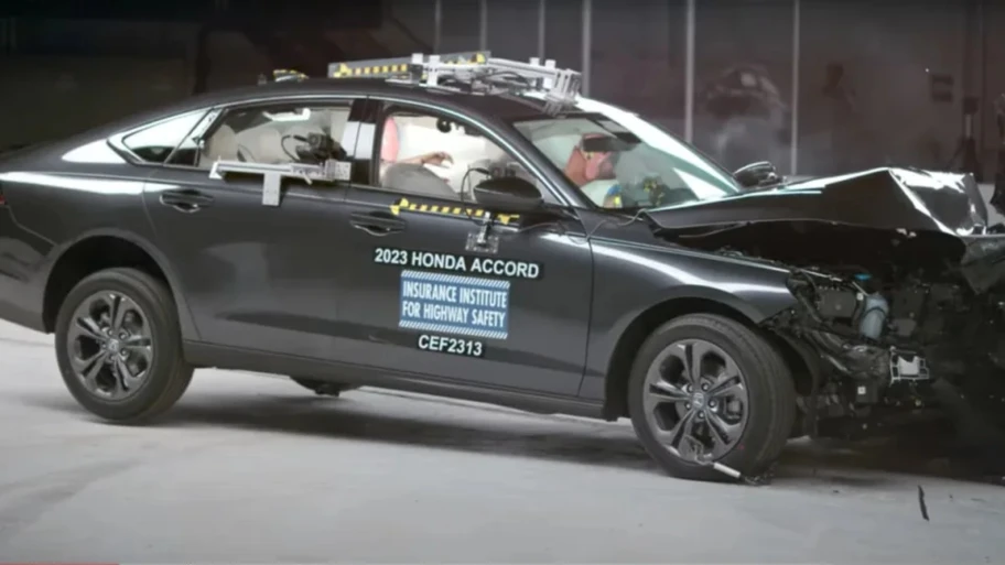 Honda Accord 2023 bien calificado en las pruebas del IIHS para pasajeros en el asiento de atrás