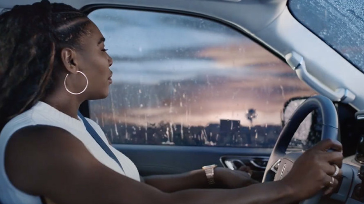 Serena Williams nos muestra como es conducir el Lincoln Navigator con la conducción de manos libres BlueCruise
