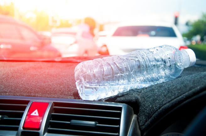 el peligro de llevar una botella de agua en el coche: desde ser multado por beber al volante a causar un incendio