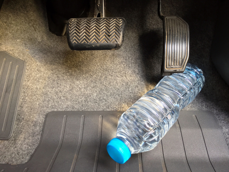el peligro de llevar una botella de agua en el coche: desde ser multado por beber al volante a causar un incendio