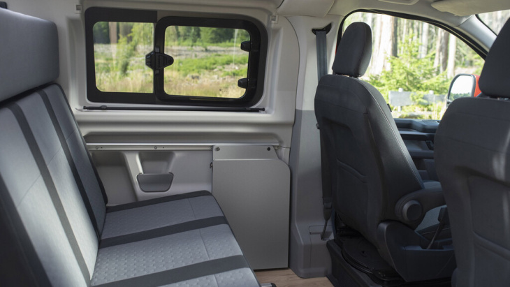 la nueva ford transit custom nugget quiere desbancar a la volkswagen california como reina de las furgonetas camper