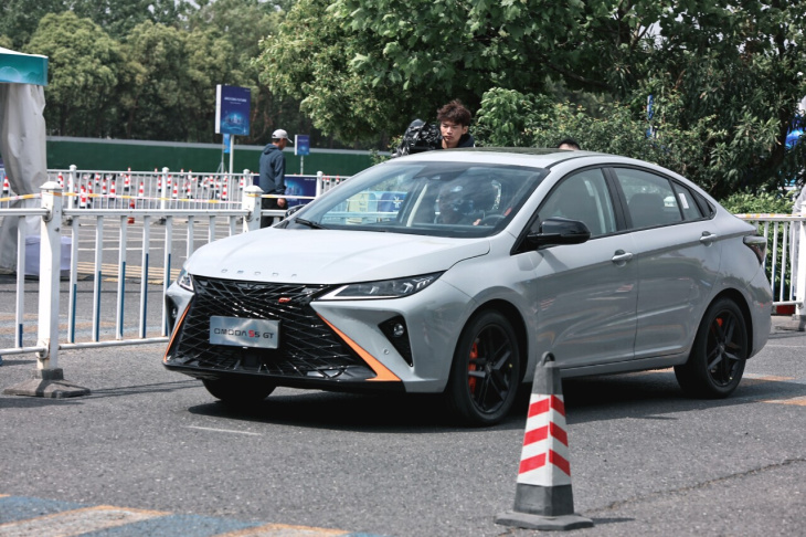 Omoda va por los clientes de Nissan Sentra SR y Kia Forte GT con su sedán O5 GT