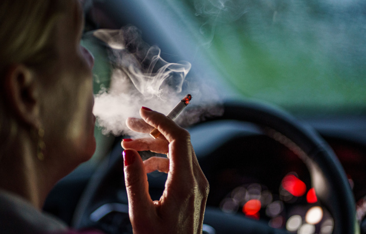 por qué no se debería fumar nunca en los coches: “la concentración de cancerígenos donde van los niños pone los pelos de punta”
