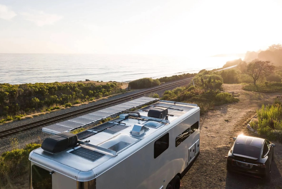 esta caravana tiene un sistema solar de hasta 6 kw y 72 kwh de batería, para disfrutar de la aventura sin renunciar a nada