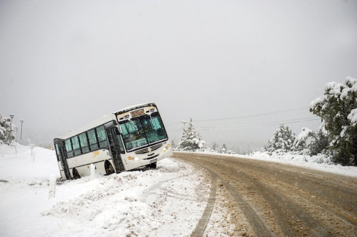 una intensa nevada generó en bariloche complicaciones en el tránsito y suspensión de clases