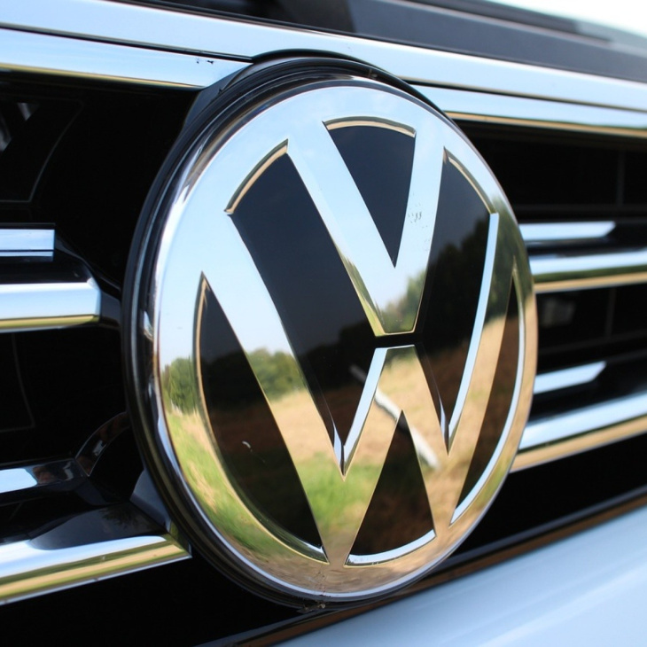 volkswagen reduce producción de autos en sede de alemania por falta de piezas