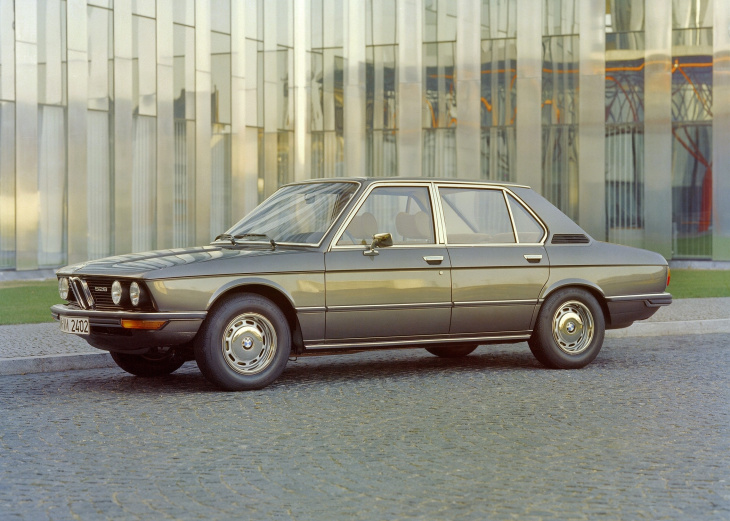 bmw serie 5: 50 años de la berlina de lujo que inventó los coches que conduces hoy