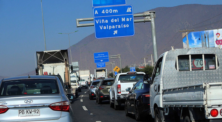 “la salida va a ser complicada”: mop proyecta que medio millón de autos dejará santiago para el 18