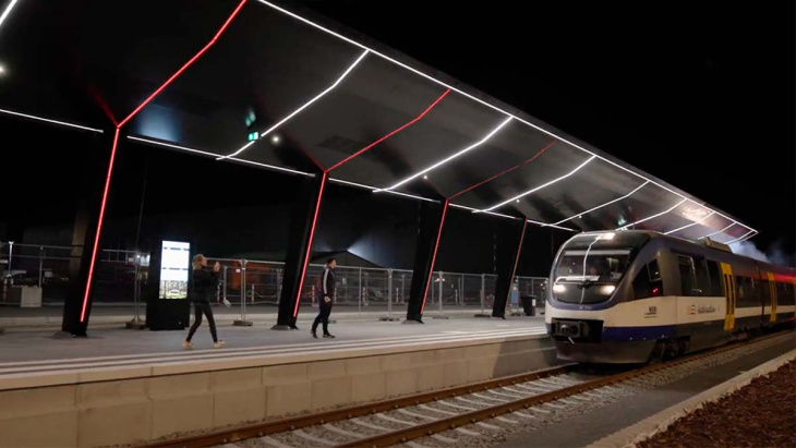 tesla estrena su propio tren para transportar a los empleados de la giga berlín