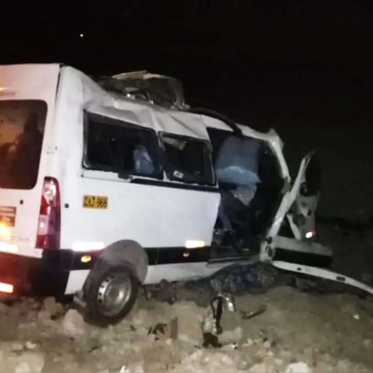 minivan de pasajeros choca contra camioneta; deja a 10 muertos y 8 heridos en perú