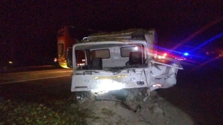 minivan de pasajeros choca contra camioneta; deja a 10 muertos y 8 heridos en perú