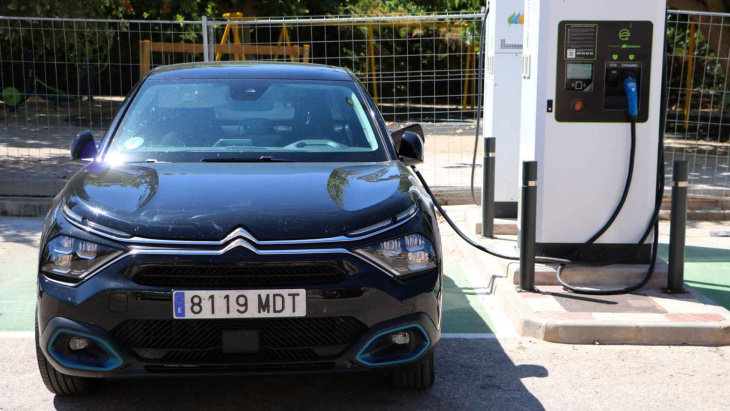 citroën c4 x: el coche eléctrico fabricado en madrid que solo gasta 3 € cada 100 kilómetros
