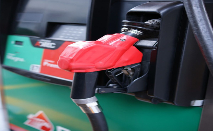 ¿hasta qué punto conviene llenar el tanque de combustible para ahorrar dinero?