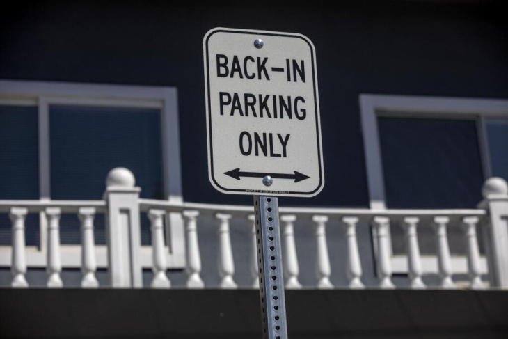los primeros aparcamientos en diagonal en los ángeles siembran el caos: en california no saben aparcar marcha atrás