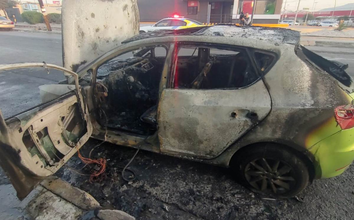 fuego consume auto sobre avenida lincoln en monterrey