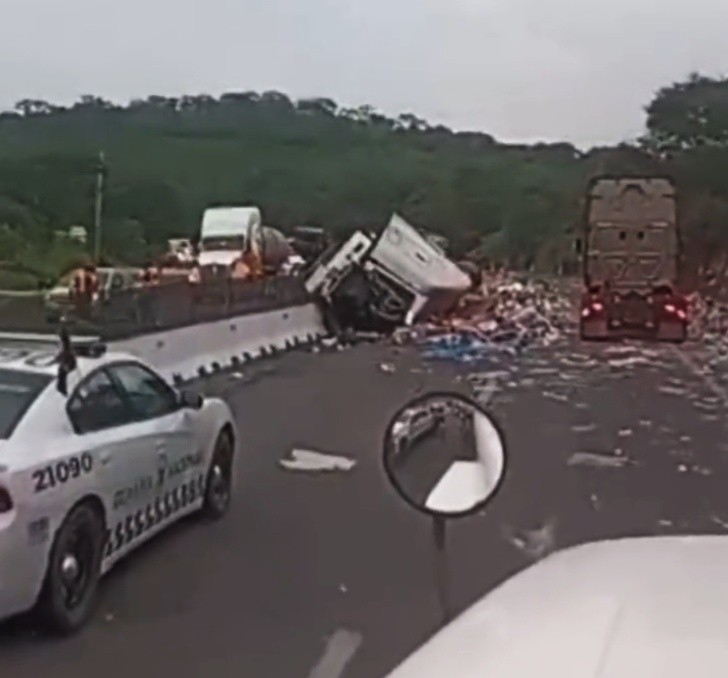 conductor arrolla a trabajadores de mantenimiento en autopista guadalajara - colima