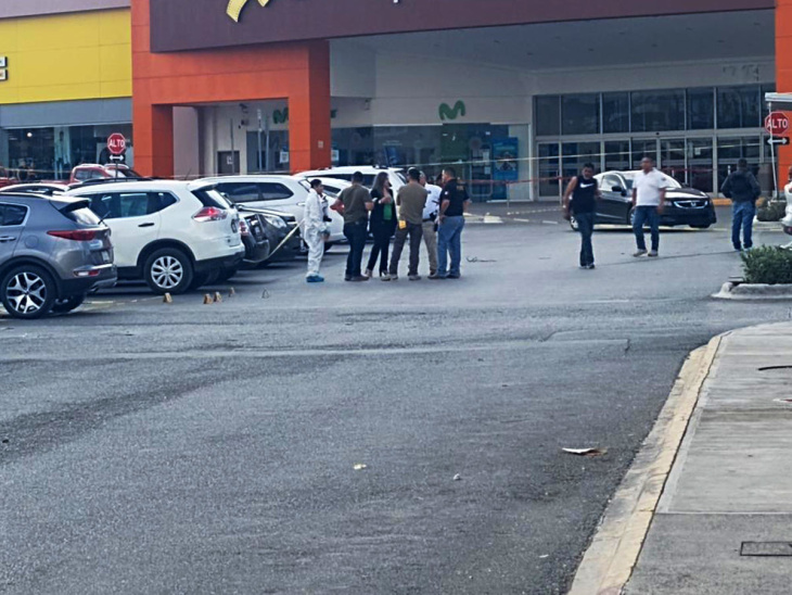 motociclistas ejecutan a hombre afuera de centro comercial de saltillo