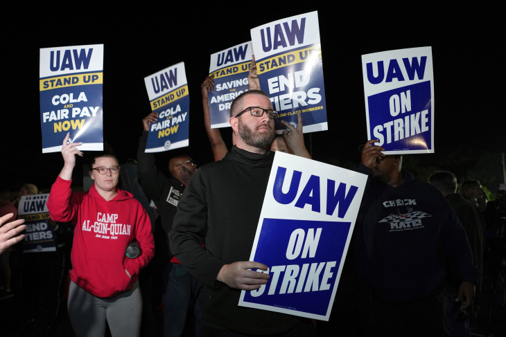 unos 13.000 trabajadores de las 3 automotrices de detroit se declaran en huelga